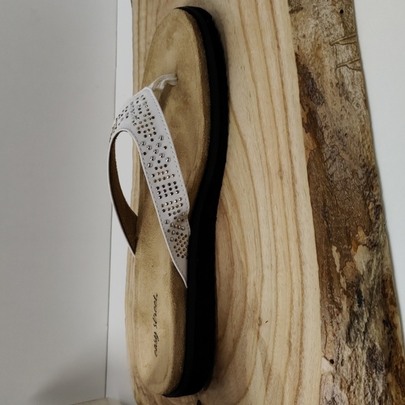 Easy Street Stevie Sandals, White w/Metallic Nailheads Size 9.5 - Picture 7 of 10